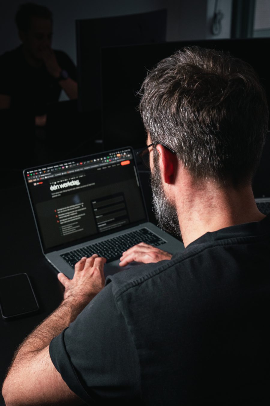 Ivo Klink van achteren achter zijn laptop, met datalage.nl op het scherm
